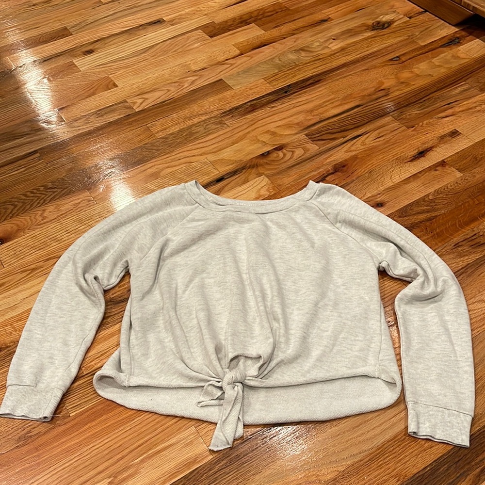 Pullover sweater with tie in the front